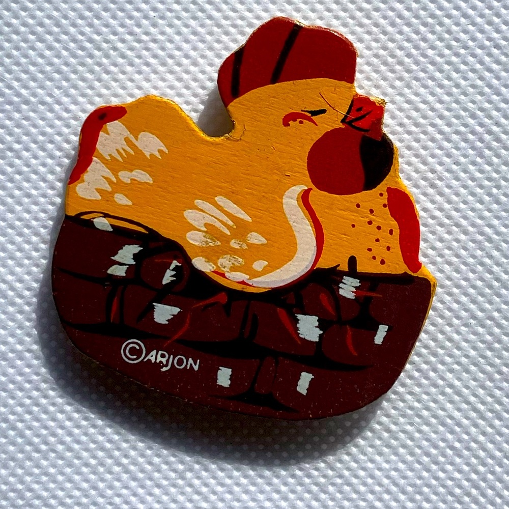Vintage wooden hen in basket magnet
